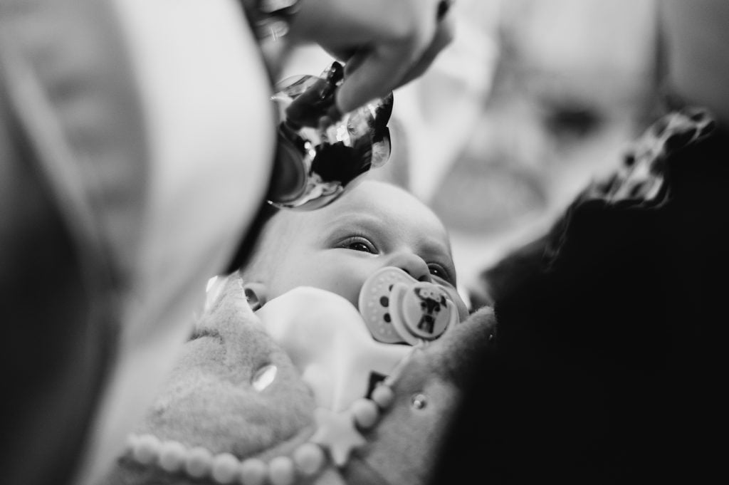portret dziecka podczas chrztu - fotograf na chrzest święty photowos