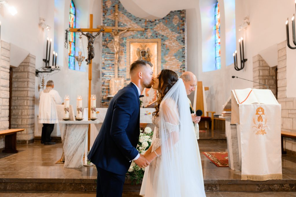 zdjęcia ślubne w kościele w wykonaniu fotografa z Lublina Karol Woś PhotoWos