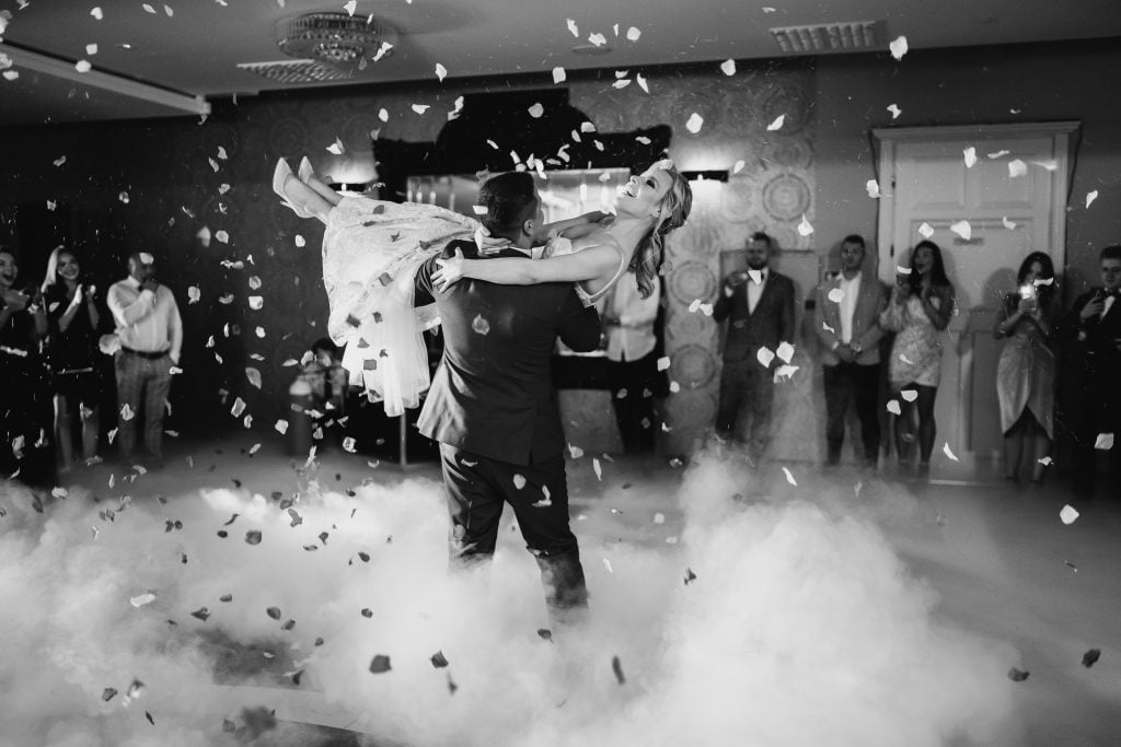 niepowtarzalne-reportaże-ślubne-Fotograf-ślubny-Lublin-Zamość-Łuków-Puławy-Opole-Lubelskie-Chełm-Lipsko-Zwoleń-Ostrowiec-Świętokrzyski-Kraków-i-cały-świat Zdjęcia, które opowiadają historię. Odkrywaj piękno Lublina Warszawy przez moje obiektywy. Zapraszam do podróży w świat zdjęć. Sesje plenerowe w magicznych zakątkach Lublina/Warszawy - fotograf Lublin - Fotograf Warszawa