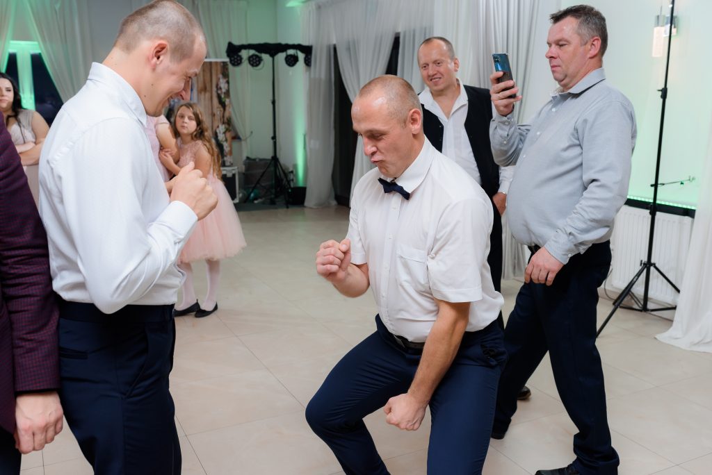 niepowtarzalne-reportaże-ślubne-Fotograf-ślubny-Lublin-Zamość-Łuków-Puławy-Opole-Lubelskie-Chełm-Lipsko-Zwoleń-Ostrowiec-Świętokrzyski-Kraków-i-cały-świat Zdjęcia, które opowiadają historię. Odkrywaj piękno Lublina Warszawy przez moje obiektywy. Zapraszam do podróży w świat zdjęć. Sesje plenerowe w magicznych zakątkach Lublina/Warszawy - fotograf Lublin - Fotograf Warszawa