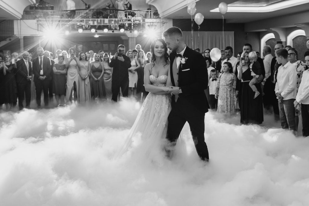 niepowtarzalne-reportaże-ślubne-Fotograf-ślubny-Lublin-Zamość-Łuków-Puławy-Opole-Lubelskie-Chełm-Lipsko-Zwoleń-Ostrowiec-Świętokrzyski-Kraków-i-cały-świat Zdjęcia, które opowiadają historię. Odkrywaj piękno Lublina Warszawy przez moje obiektywy. Zapraszam do podróży w świat zdjęć. Sesje plenerowe w magicznych zakątkach Lublina/Warszawy - fotograf Lublin - Fotograf Warszawa