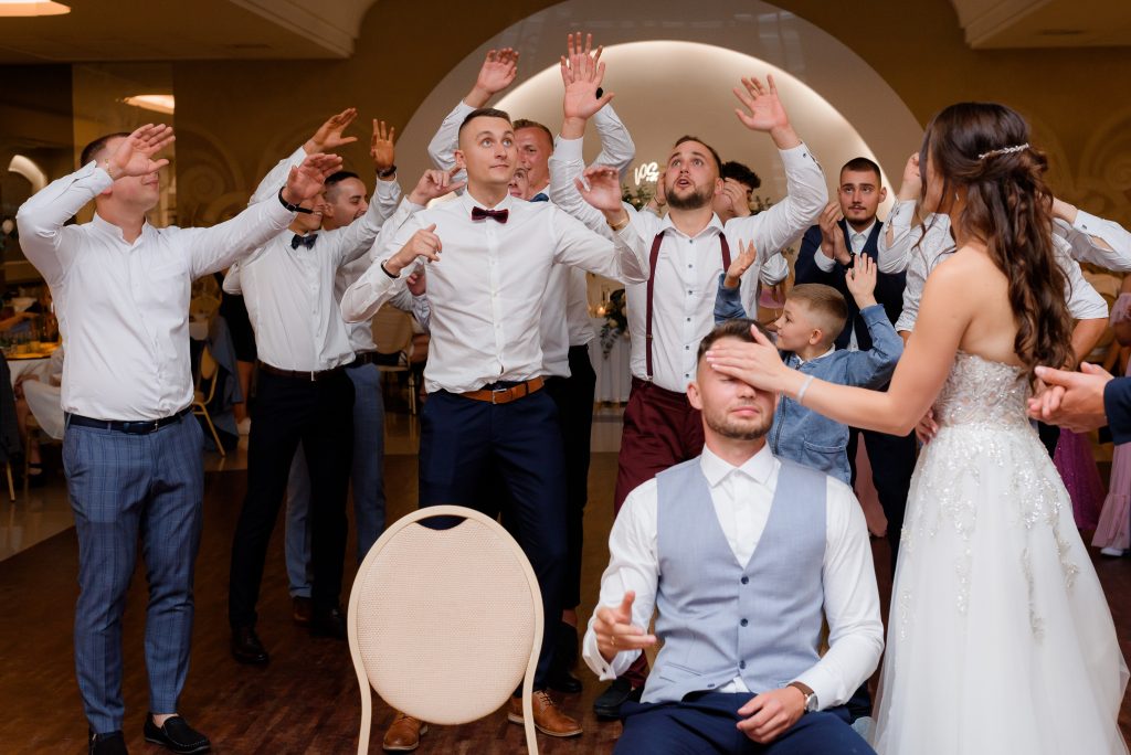 niepowtarzalne-reportaże-ślubne-Fotograf-ślubny-Lublin-Zamość-Łuków-Puławy-Opole-Lubelskie-Chełm-Lipsko-Zwoleń-Ostrowiec-Świętokrzyski-Kraków-i-cały-świat Zdjęcia, które opowiadają historię. Odkrywaj piękno Lublina Warszawy przez moje obiektywy. Zapraszam do podróży w świat zdjęć. Sesje plenerowe w magicznych zakątkach Lublina/Warszawy - fotograf Lublin - Fotograf Warszawa