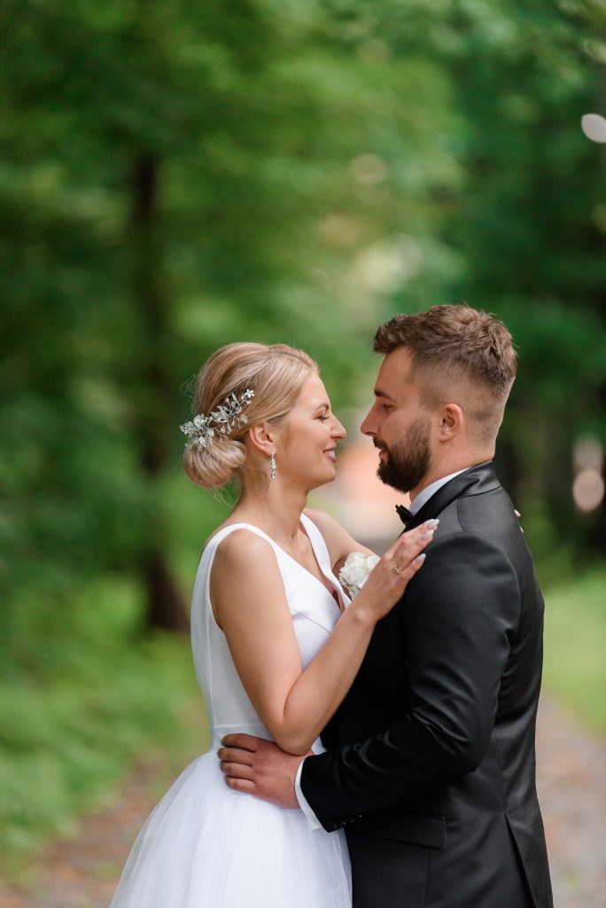 niepowtarzalne-reportaże-ślubne-Fotograf-ślubny-Lublin-Zamość-Łuków-Puławy-Opole-Lubelskie-Chełm-Lipsko-Zwoleń-Ostrowiec-Świętokrzyski-Kraków-i-cały-świat Zdjęcia, które opowiadają historię. Odkrywaj piękno Lublina Warszawy przez moje obiektywy. Zapraszam do podróży w świat zdjęć. Sesje plenerowe w magicznych zakątkach Lublina/Warszawy - fotograf Lublin - Fotograf Warszawa