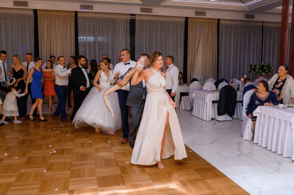 niepowtarzalne-reportaże-ślubne-Fotograf-ślubny-Lublin-Zamość-Łuków-Puławy-Opole-Lubelskie-Chełm-Lipsko-Zwoleń-Ostrowiec-Świętokrzyski-Kraków-i-cały-świat Zdjęcia, które opowiadają historię. Odkrywaj piękno Lublina Warszawy przez moje obiektywy. Zapraszam do podróży w świat zdjęć. Sesje plenerowe w magicznych zakątkach Lublina/Warszawy - fotograf Lublin - Fotograf Warszawa