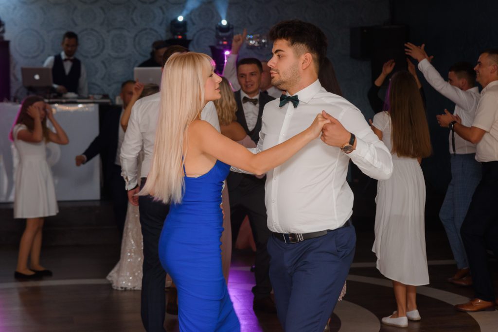 niepowtarzalne-reportaże-ślubne-Fotograf-ślubny-Lublin-Zamość-Łuków-Puławy-Opole-Lubelskie-Chełm-Lipsko-Zwoleń-Ostrowiec-Świętokrzyski-Kraków-i-cały-świat Zdjęcia, które opowiadają historię. Odkrywaj piękno Lublina Warszawy przez moje obiektywy. Zapraszam do podróży w świat zdjęć. Sesje plenerowe w magicznych zakątkach Lublina/Warszawy - fotograf Lublin - Fotograf Warszawa