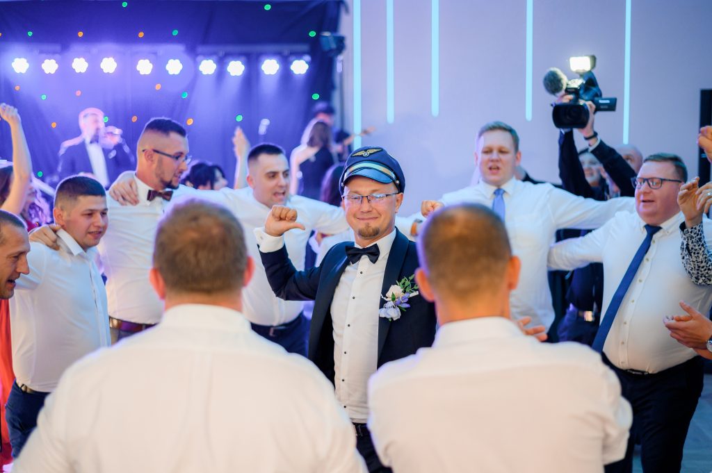 niepowtarzalne-reportaże-ślubne-Fotograf-ślubny-Lublin-Zamość-Łuków-Puławy-Opole-Lubelskie-Chełm-Lipsko-Zwoleń-Ostrowiec-Świętokrzyski-Kraków-i-cały-świat Zdjęcia, które opowiadają historię. Odkrywaj piękno Lublina Warszawy przez moje obiektywy. Zapraszam do podróży w świat zdjęć. Sesje plenerowe w magicznych zakątkach Lublina/Warszawy - fotograf Lublin - Fotograf Warszawa