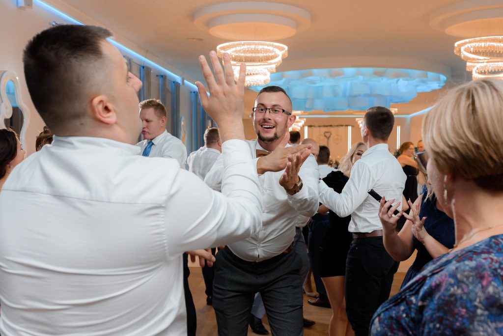 niepowtarzalne-reportaże-ślubne-Fotograf-ślubny-Lublin-Zamość-Łuków-Puławy-Opole-Lubelskie-Chełm-Lipsko-Zwoleń-Ostrowiec-Świętokrzyski-Kraków-i-cały-świat Zdjęcia, które opowiadają historię. Odkrywaj piękno Lublina Warszawy przez moje obiektywy. Zapraszam do podróży w świat zdjęć. Sesje plenerowe w magicznych zakątkach Lublina/Warszawy - fotograf Lublin - Fotograf Warszawa