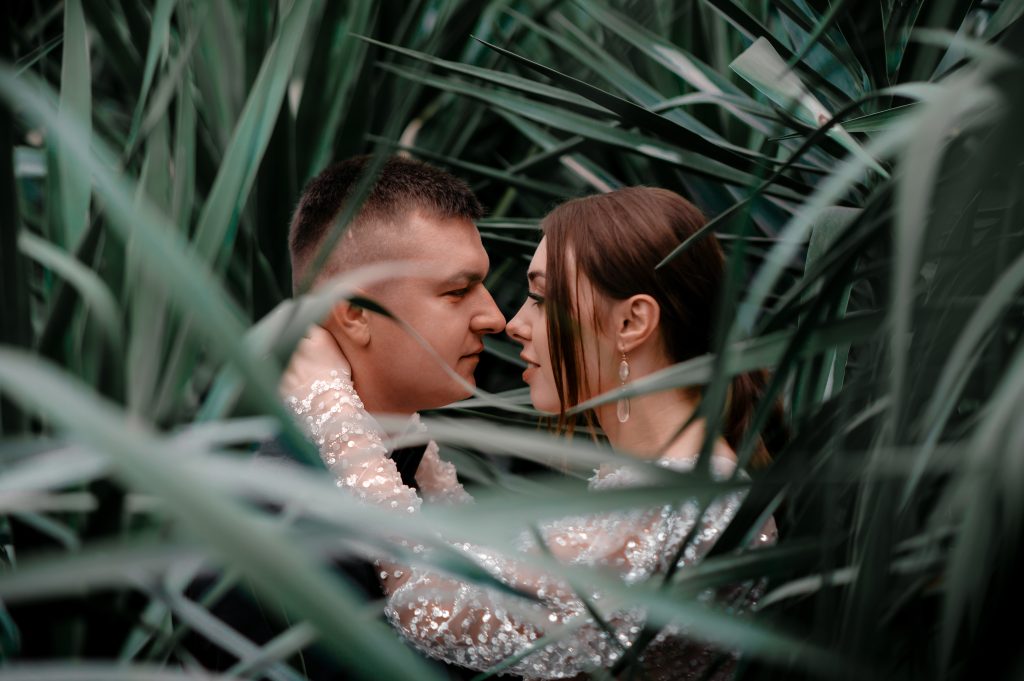 niepowtarzalne-reportaże-ślubne-Fotograf-ślubny-Lublin-Zamość-Łuków-Puławy-Opole-Lubelskie-Chełm-Lipsko-Zwoleń-Ostrowiec-Świętokrzyski-Kraków-i-cały-świat piękna sesja ślubna w ogrodzie botanicznym