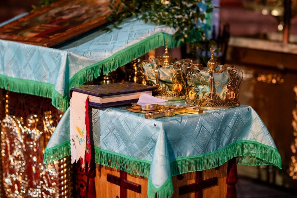 ślub w cerkwi, ślub w cerkwi, piękna ceremonia ślubu w cerkwi, tradycyjny ślub w cerkwi