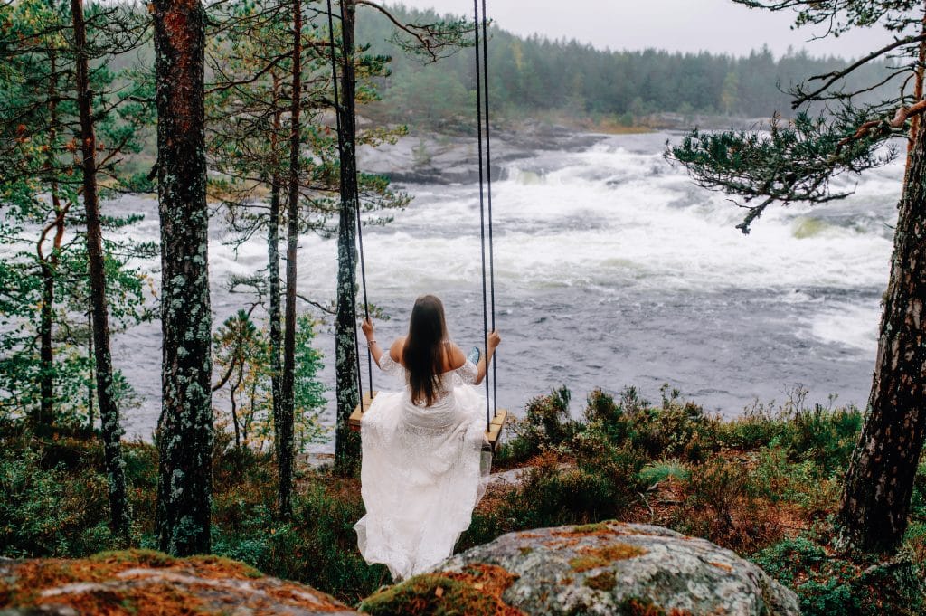 Sesje Ślubne w Norwegii - Twoje Marzenie z Fotografem z Lublina" Zapraszamy do niezapomnianej przygody w magicznej Norwegii! Nasz doświadczony fotograf z Lublina uwieczni Waszą miłość w malowniczych norweskich pejzażach. Poznajcie piękno nordyckiej przyrody i stwórzcie razem z nami niepowtarzalne wspomnienia
