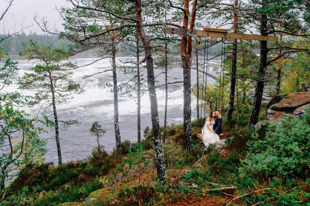 "Fotograf z Lublina w Norwegii - Sesje Ślubne na Najwyższym Poziomie" Jesteśmy gotowi towarzyszyć Wam w jednym z najważniejszych dni Waszego życia, zapewniając profesjonalne sesje ślubne w urokach norweskich krajobrazów. Nasze usługi fotograficzne z Lublina w Norwegii to gwarancja pięknych kadrów i niezapomnianych chwil.