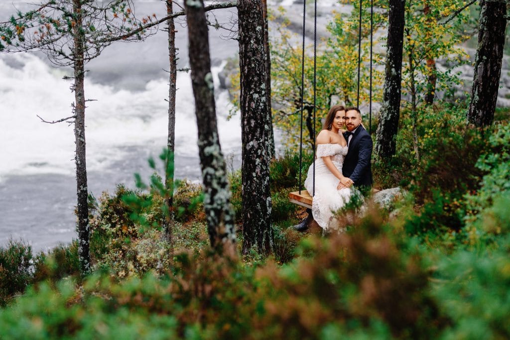 "Fotograf z Lublina w Norwegii - Sesje Ślubne na Najwyższym Poziomie" Jesteśmy gotowi towarzyszyć Wam w jednym z najważniejszych dni Waszego życia, zapewniając profesjonalne sesje ślubne w urokach norweskich krajobrazów. Nasze usługi fotograficzne z Lublina w Norwegii to gwarancja pięknych kadrów i niezapomnianych chwil.