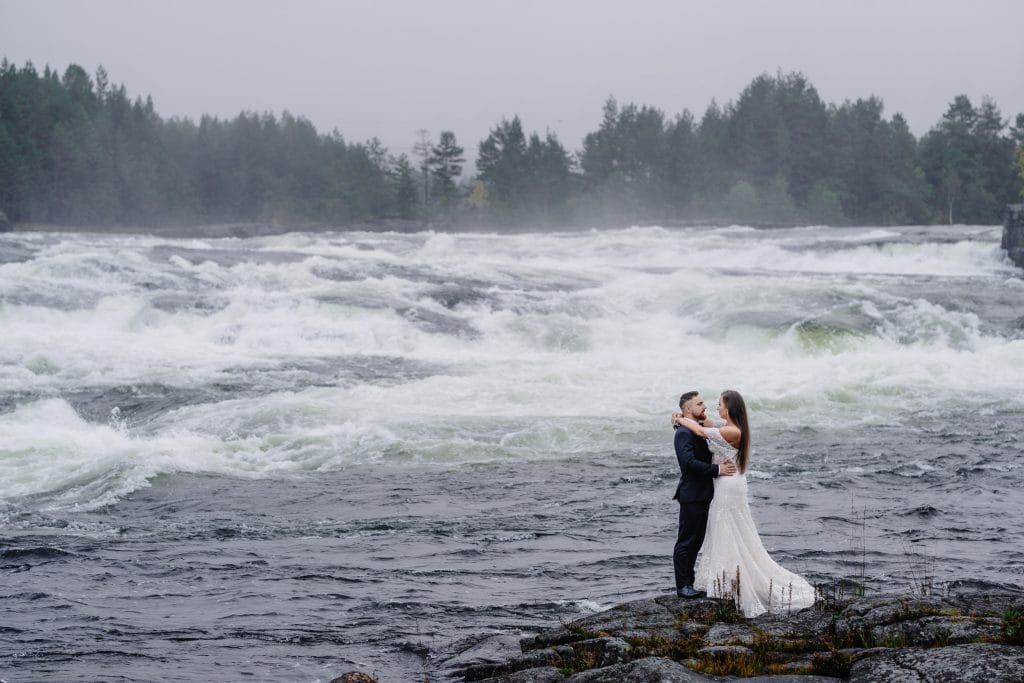 "Fotograf z Lublina w Norwegii - Sesje Ślubne na Najwyższym Poziomie" Jesteśmy gotowi towarzyszyć Wam w jednym z najważniejszych dni Waszego życia, zapewniając profesjonalne sesje ślubne w urokach norweskich krajobrazów. Nasze usługi fotograficzne z Lublina w Norwegii to gwarancja pięknych kadrów i niezapomnianych chwil.