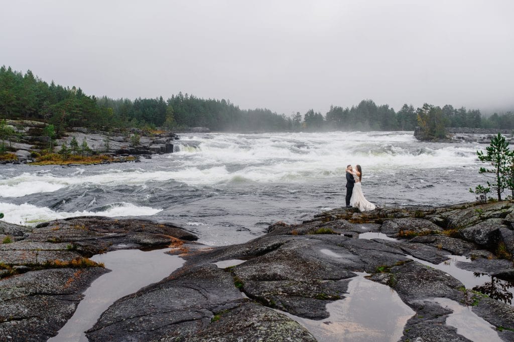 "Fotograf z Lublina w Norwegii - Sesje Ślubne na Najwyższym Poziomie" Jesteśmy gotowi towarzyszyć Wam w jednym z najważniejszych dni Waszego życia, zapewniając profesjonalne sesje ślubne w urokach norweskich krajobrazów. Nasze usługi fotograficzne z Lublina w Norwegii to gwarancja pięknych kadrów i niezapomnianych chwil.