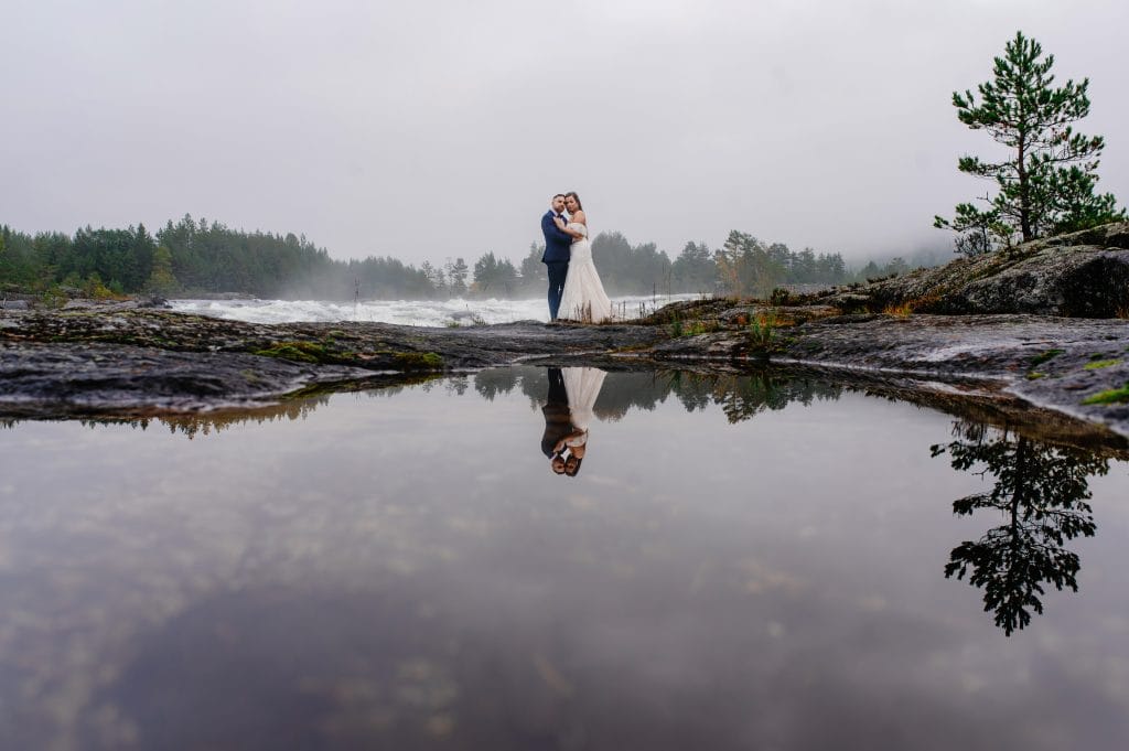 "Fotograf z Lublina w Norwegii - Sesje Ślubne na Najwyższym Poziomie" Jesteśmy gotowi towarzyszyć Wam w jednym z najważniejszych dni Waszego życia, zapewniając profesjonalne sesje ślubne w urokach norweskich krajobrazów. Nasze usługi fotograficzne z Lublina w Norwegii to gwarancja pięknych kadrów i niezapomnianych chwil.