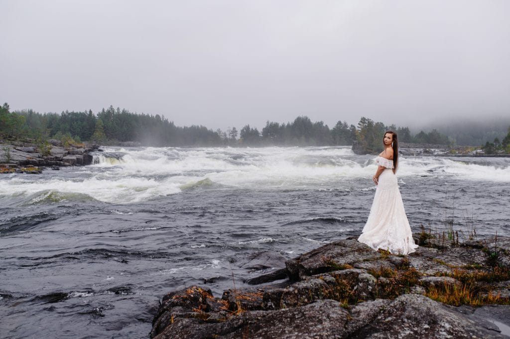 "Fotograf z Lublina w Norwegii - Sesje Ślubne na Najwyższym Poziomie" Jesteśmy gotowi towarzyszyć Wam w jednym z najważniejszych dni Waszego życia, zapewniając profesjonalne sesje ślubne w urokach norweskich krajobrazów. Nasze usługi fotograficzne z Lublina w Norwegii to gwarancja pięknych kadrów i niezapomnianych chwil.