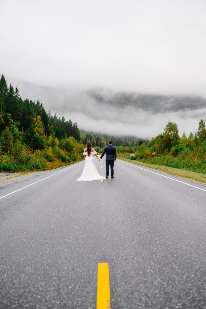 "Fotograf z Lublina w Norwegii - Sesje Ślubne na Najwyższym Poziomie" Jesteśmy gotowi towarzyszyć Wam w jednym z najważniejszych dni Waszego życia, zapewniając profesjonalne sesje ślubne w urokach norweskich krajobrazów. Nasze usługi fotograficzne z Lublina w Norwegii to gwarancja pięknych kadrów i niezapomnianych chwil.
