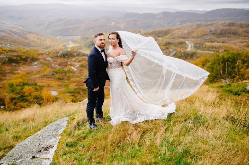 "Fotograf z Lublina na Sesjach Ślubnych w Norwegii - Twórzcie Wspomnienia na Zawsze" Chcielibyście, aby Wasze zdjęcia ślubne były niepowtarzalne? Nasza oferta sesji ślubnych w Norwegii z udziałem doświadczonego fotografa z Lublina spełni Wasze marzenia o magicznych i wyjątkowych kadrach.