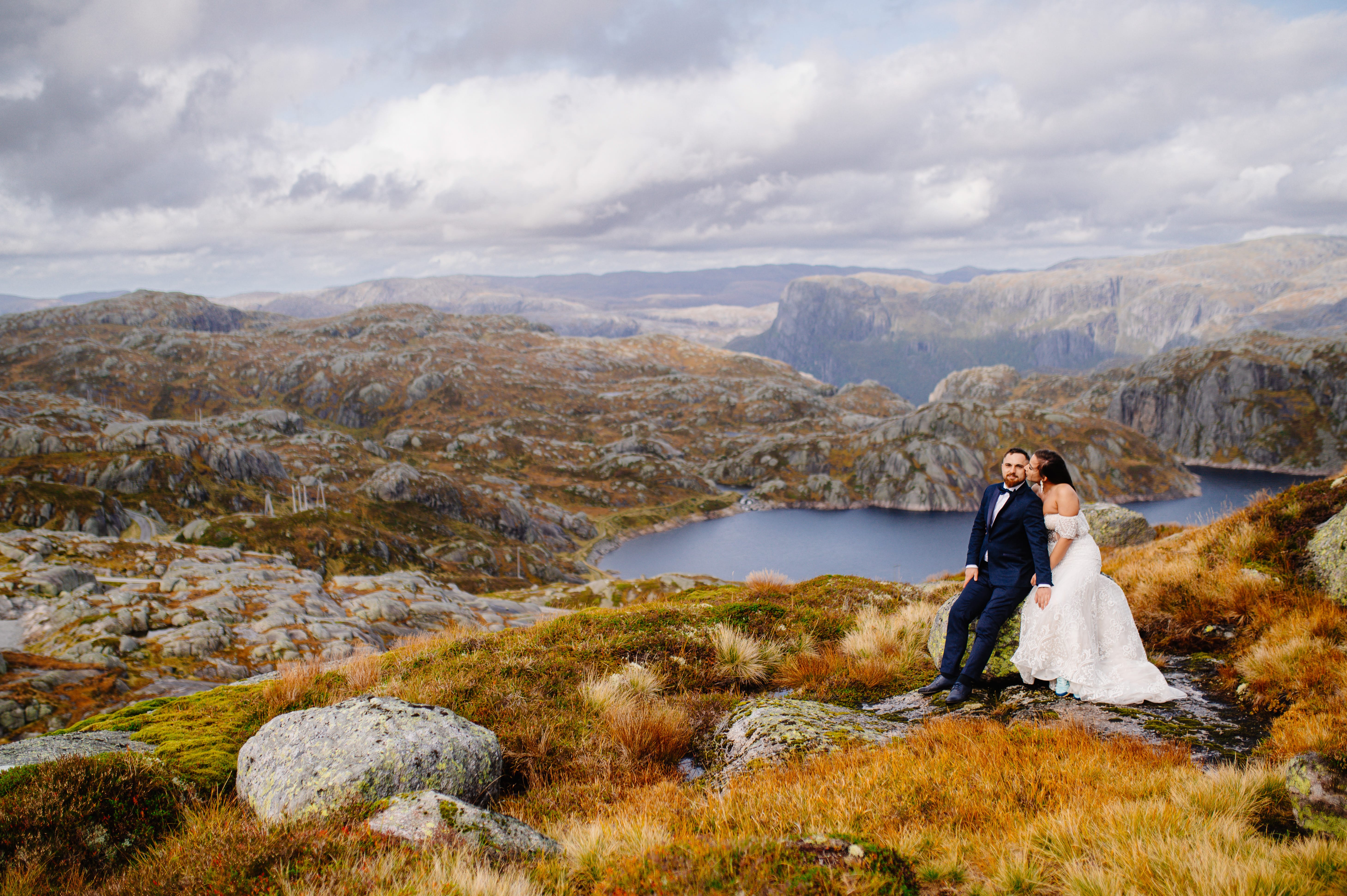 sesje ślubne - "Fotograf z Lublina na Sesjach Ślubnych w Norwegii - Twórzcie Wspomnienia na Zawsze" Chcielibyście, aby Wasze zdjęcia ślubne były niepowtarzalne? Nasza oferta sesji ślubnych w Norwegii z udziałem doświadczonego fotografa z Lublina spełni Wasze marzenia o magicznych i wyjątkowych kadrach. fotograf Warszawa