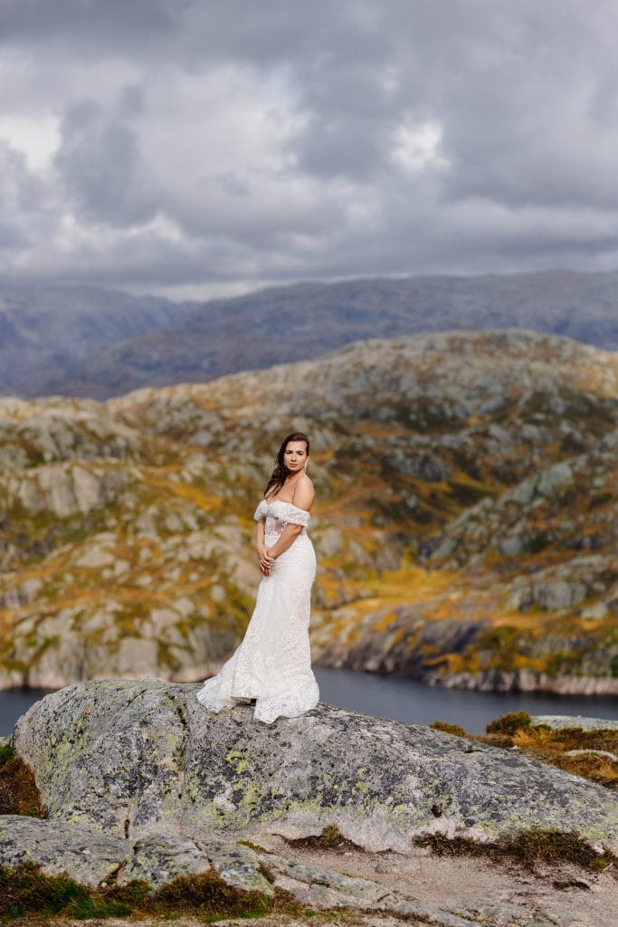 "Norweskie Pejzaże na Sesjach Ślubnych - Fotograf z Lublina na Waszym Ślubie" Zapraszamy Was do odkrycia uroku norweskich krajobrazów w trakcie Waszej sesji ślubnej. Nasz fotograf z Lublina odda piękno Waszej miłości w otoczeniu malowniczych fiordów, gór i jezior.