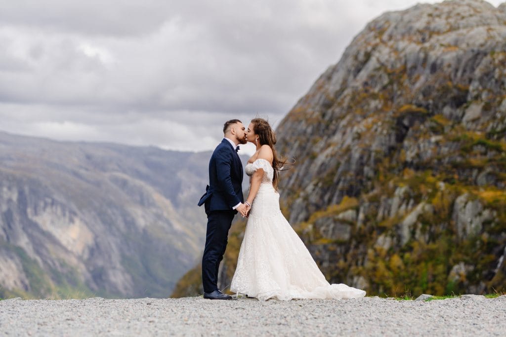 "Norweskie Pejzaże na Sesjach Ślubnych - Fotograf z Lublina na Waszym Ślubie" Zapraszamy Was do odkrycia uroku norweskich krajobrazów w trakcie Waszej sesji ślubnej. Nasz fotograf z Lublina odda piękno Waszej miłości w otoczeniu malowniczych fiordów, gór i jezior. fotograf Warszawa, fotograf Lublin