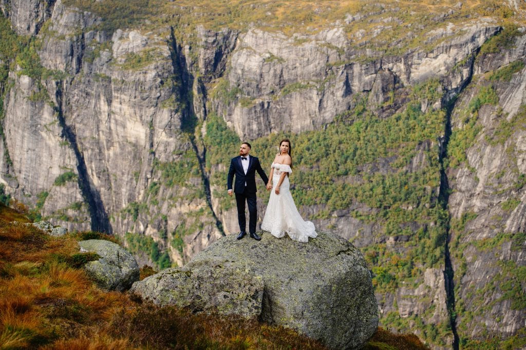 "Norweskie Pejzaże na Sesjach Ślubnych - Fotograf z Lublina na Waszym Ślubie" Zapraszamy Was do odkrycia uroku norweskich krajobrazów w trakcie Waszej sesji ślubnej. Nasz fotograf z Lublina odda piękno Waszej miłości w otoczeniu malowniczych fiordów, gór i jezior.