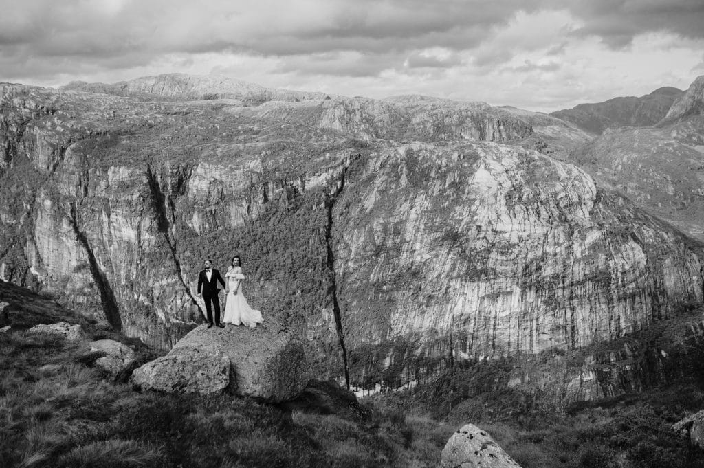 "Norweskie Pejzaże na Sesjach Ślubnych - Fotograf z Lublina na Waszym Ślubie" Zapraszamy Was do odkrycia uroku norweskich krajobrazów w trakcie Waszej sesji ślubnej. Nasz fotograf z Lublina odda piękno Waszej miłości w otoczeniu malowniczych fiordów, gór i jezior.