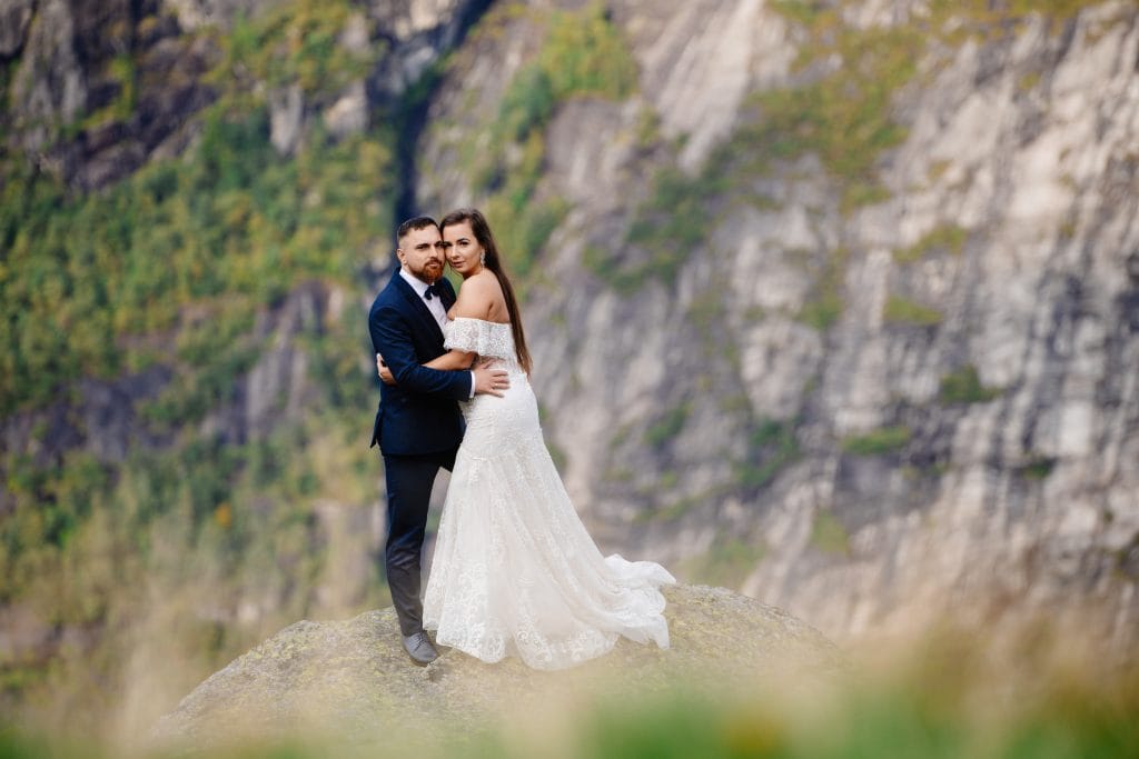 "Norweskie Pejzaże na Sesjach Ślubnych - Fotograf z Lublina na Waszym Ślubie" Zapraszamy Was do odkrycia uroku norweskich krajobrazów w trakcie Waszej sesji ślubnej. Nasz fotograf z Lublina odda piękno Waszej miłości w otoczeniu malowniczych fiordów, gór i jezior.