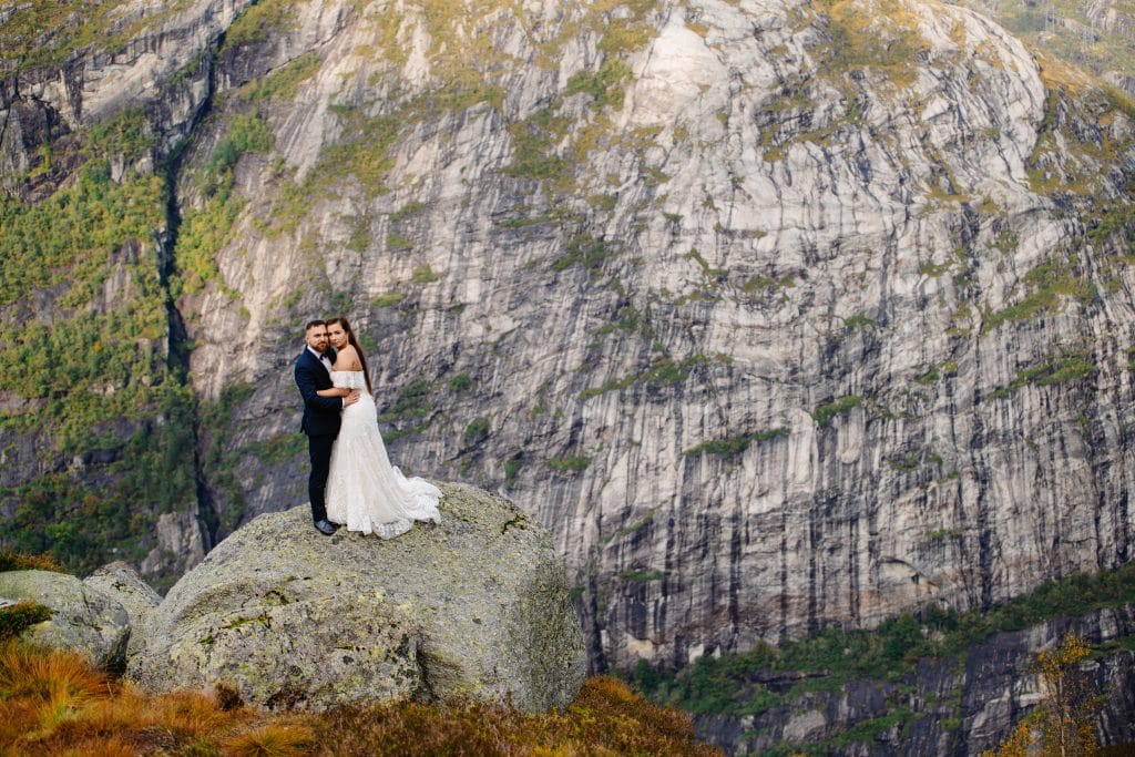 "Norweskie Pejzaże na Sesjach Ślubnych - Fotograf z Lublina na Waszym Ślubie" Zapraszamy Was do odkrycia uroku norweskich krajobrazów w trakcie Waszej sesji ślubnej. Nasz fotograf z Lublina odda piękno Waszej miłości w otoczeniu malowniczych fiordów, gór i jezior.