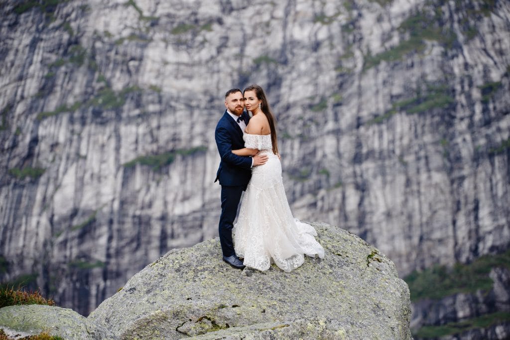 "Norweskie Pejzaże na Sesjach Ślubnych - Fotograf z Lublina na Waszym Ślubie" Zapraszamy Was do odkrycia uroku norweskich krajobrazów w trakcie Waszej sesji ślubnej. Nasz fotograf z Lublina odda piękno Waszej miłości w otoczeniu malowniczych fiordów, gór i jezior.
