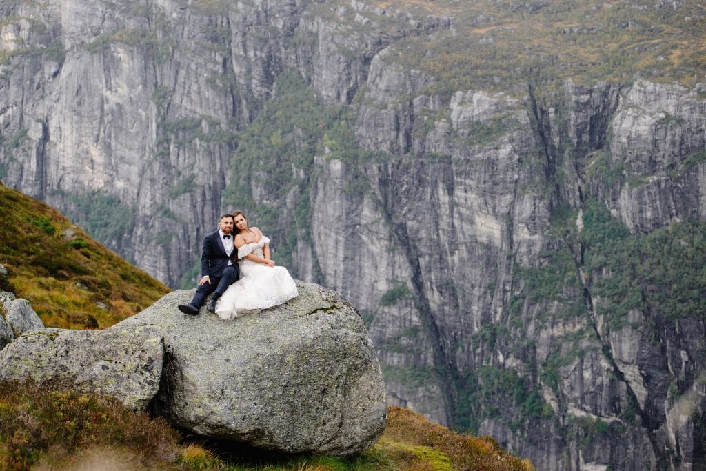 "Norweskie Pejzaże na Sesjach Ślubnych - Fotograf z Lublina na Waszym Ślubie" Zapraszamy Was do odkrycia uroku norweskich krajobrazów w trakcie Waszej sesji ślubnej. Nasz fotograf z Lublina odda piękno Waszej miłości w otoczeniu malowniczych fiordów, gór i jezior.