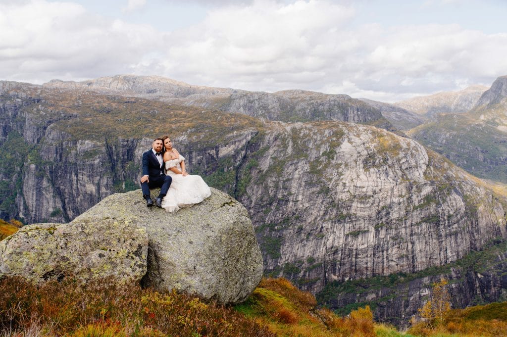 "Sesje Ślubne w Norwegii - Uchwycenie Waszej Miłości z Fotografem z Lublina" Nasza ekipa fotografów z Lublina przenosi Waszą miłość na malownicze norweskie tło. Sesje ślubne w Norwegii to nie tylko zdjęcia, to podróż w świat emocji i piękna. Dajcie się uwiecznić profesjonalistom, którzy rozumieją, jak ważne jest to wyjątkowe przeżycie.