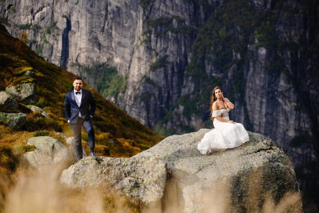 "Sesje Ślubne w Norwegii - Uchwycenie Waszej Miłości z Fotografem z Lublina" Nasza ekipa fotografów z Lublina przenosi Waszą miłość na malownicze norweskie tło. Sesje ślubne w Norwegii to nie tylko zdjęcia, to podróż w świat emocji i piękna. Dajcie się uwiecznić profesjonalistom, którzy rozumieją, jak ważne jest to wyjątkowe przeżycie.
