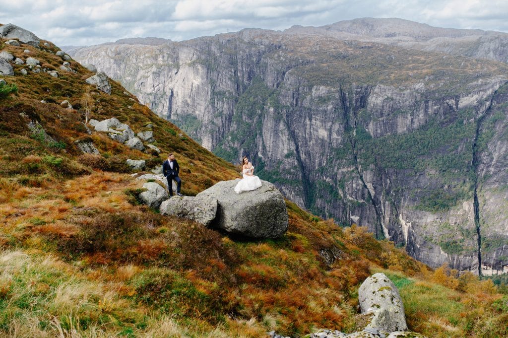 "Sesje Ślubne w Norwegii - Uchwycenie Waszej Miłości z Fotografem z Lublina" Nasza ekipa fotografów z Lublina przenosi Waszą miłość na malownicze norweskie tło. Sesje ślubne w Norwegii to nie tylko zdjęcia, to podróż w świat emocji i piękna. Dajcie się uwiecznić profesjonalistom, którzy rozumieją, jak ważne jest to wyjątkowe przeżycie.
