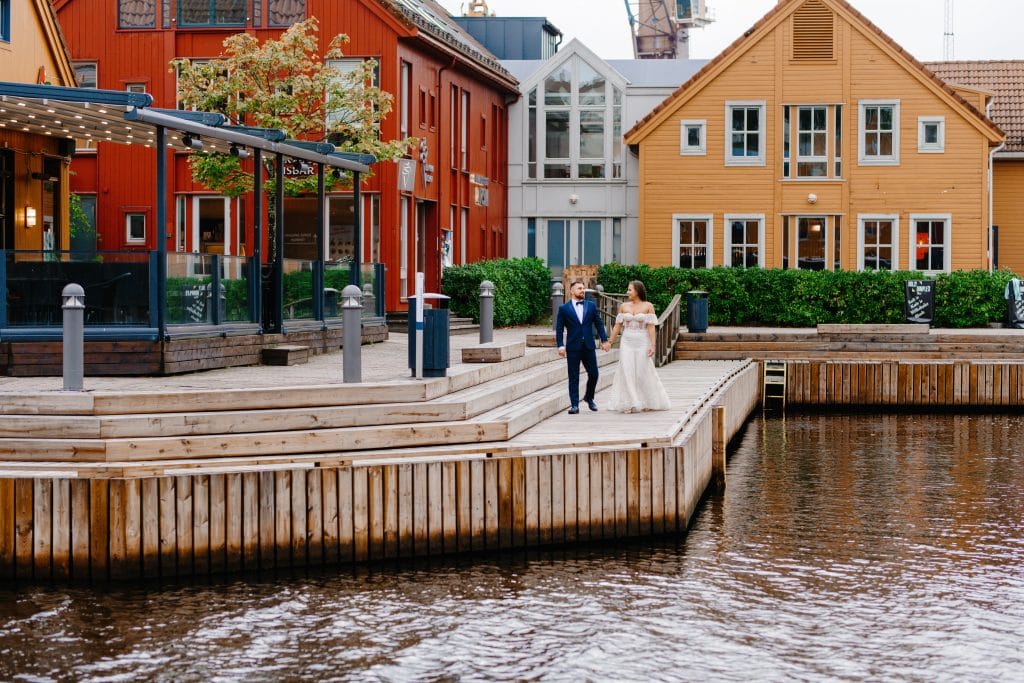 Sesje Ślubne w Norwegii - Twoje Marzenie z Fotografem z Lublina" Zapraszamy do niezapomnianej przygody w magicznej Norwegii! Nasz doświadczony fotograf z Lublina uwieczni Waszą miłość w malowniczych norweskich pejzażach. Poznajcie piękno nordyckiej przyrody i stwórzcie razem z nami niepowtarzalne wspomnienia