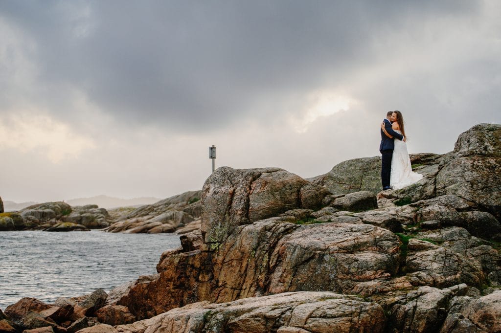 Sesje Ślubne w Norwegii - Twoje Marzenie z Fotografem z Lublina" Zapraszamy do niezapomnianej przygody w magicznej Norwegii! Nasz doświadczony fotograf z Lublina uwieczni Waszą miłość w malowniczych norweskich pejzażach. Poznajcie piękno nordyckiej przyrody i stwórzcie razem z nami niepowtarzalne wspomnienia