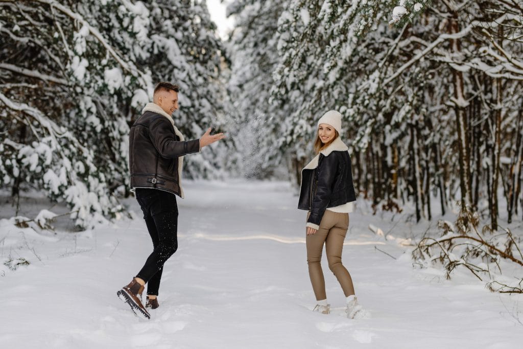 Sesja Narzeczeńska dla Pary w Zimowej Scenerii – Wyjątkowe Chwile Przed Ślubem. Fotograf Lublin