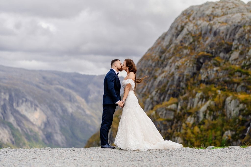 Karol Woś - Fotograf Ślubny z Lublina | Twórz Niezapomniane Wspomnienia | Odkryj Artystyczną Fotografię Pełną Emocji i Pasji. Sesja ślubna w Norwegii