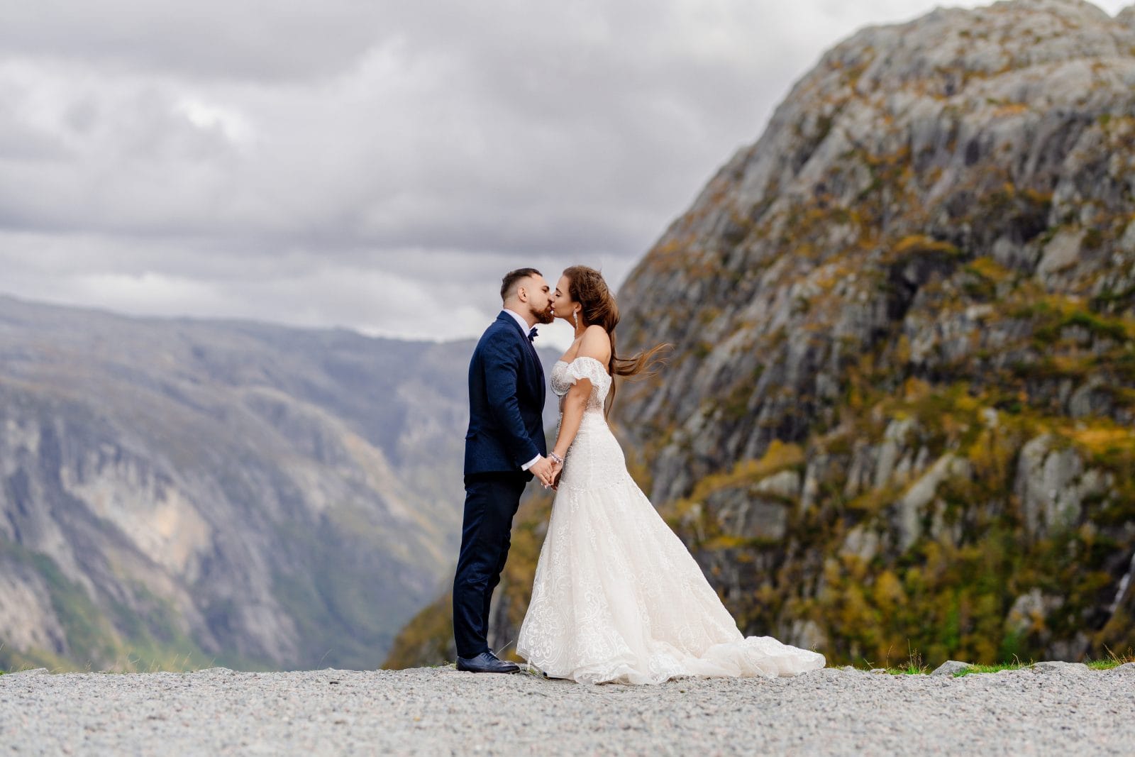 Karol Woś - Fotograf Ślubny z Lublina | Twórz Niezapomniane Wspomnienia | Odkryj Artystyczną Fotografię Pełną Emocji i Pasji. Sesja ślubna w Norwegii