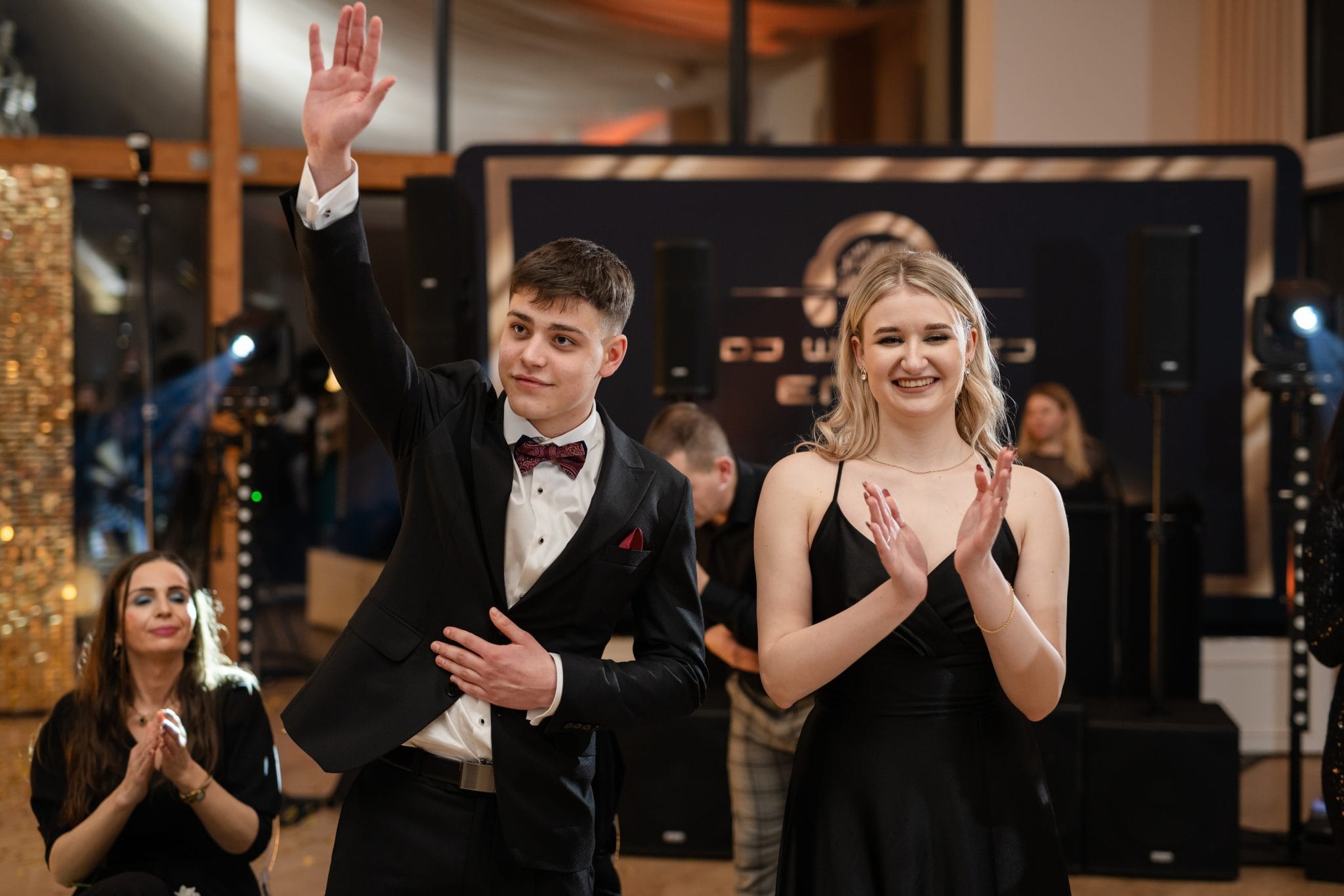 Maturzyści Zespołu Szkół nr 1 w Kraśniku tańczący polonez na studniówce 2024 w Rezydencji w Szczerym Polu - fotograf na studniówkę -fotograf Lublin