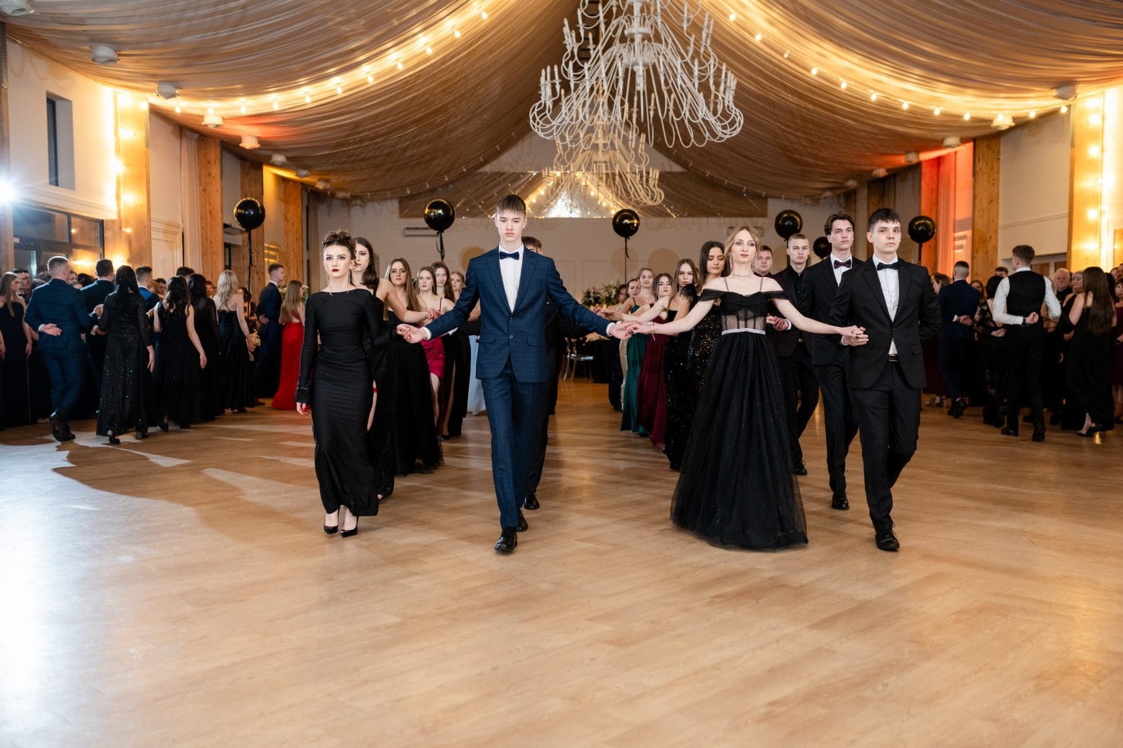 Maturzyści Zespołu Szkół nr 1 w Kraśniku tańczący polonez na studniówce 2024 w Rezydencji w Szczerym Polu - fotograf na studniówkę -fotograf Lublin