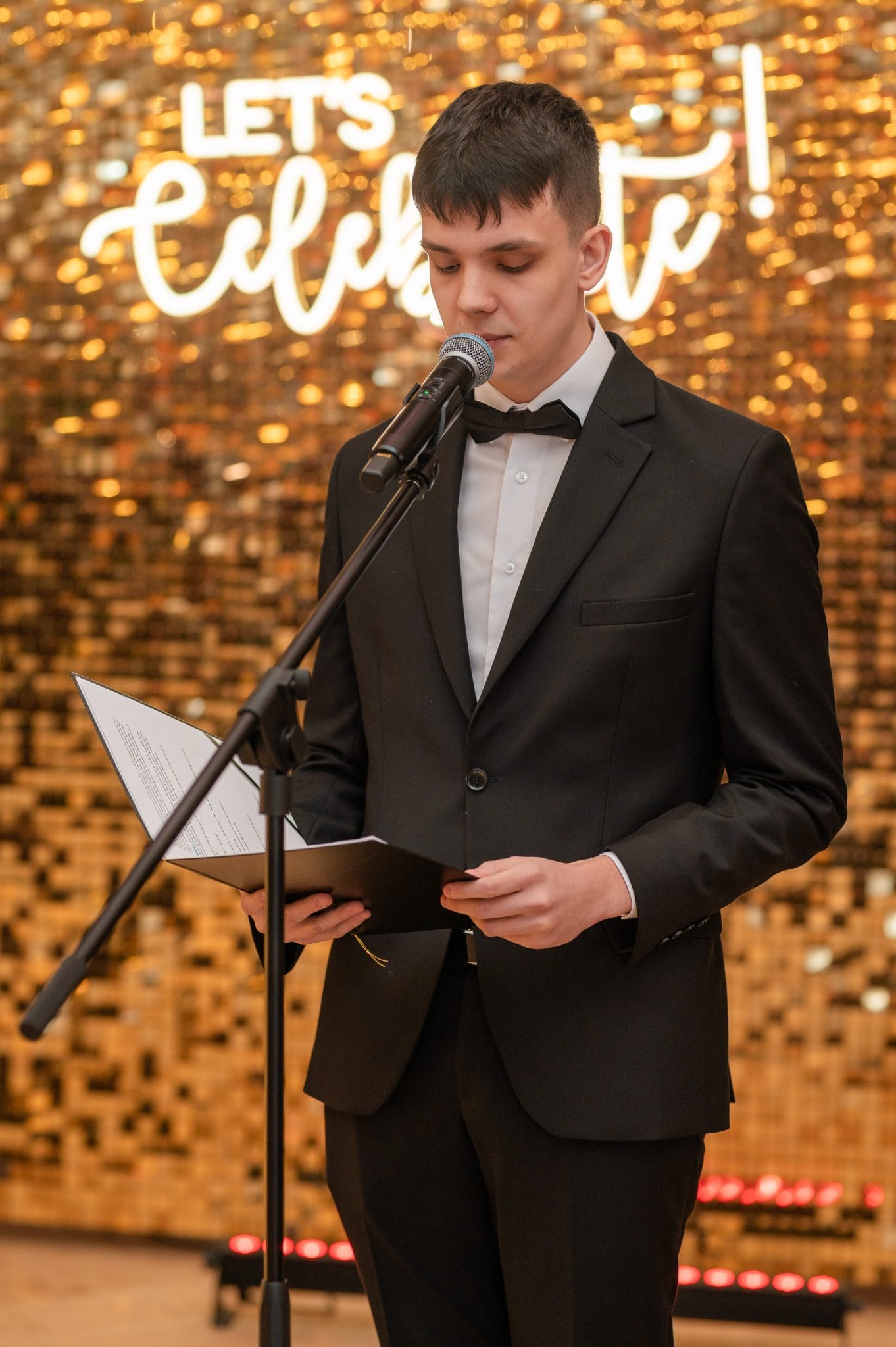 Maturzyści Zespołu Szkół nr 1 w Kraśniku tańczący polonez na studniówce 2024 w Rezydencji w Szczerym Polu - fotograf na studniówkę -fotograf Lublin