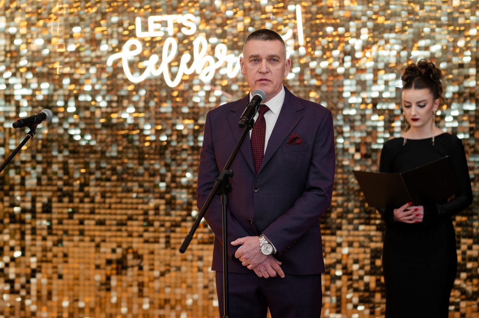 studniówka fotograf-Dyrektor Zespołu Szkół nr 1 w Kraśniku, Grzegorz Przywara, przemawiający na studniówce 2024