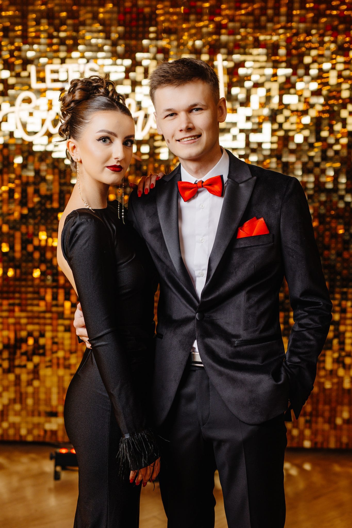 Maturzyści Zespołu Szkół nr 1 w Kraśniku tańczący polonez na studniówce 2024 w Rezydencji w Szczerym Polu - fotograf na studniówkę -fotograf Lublin