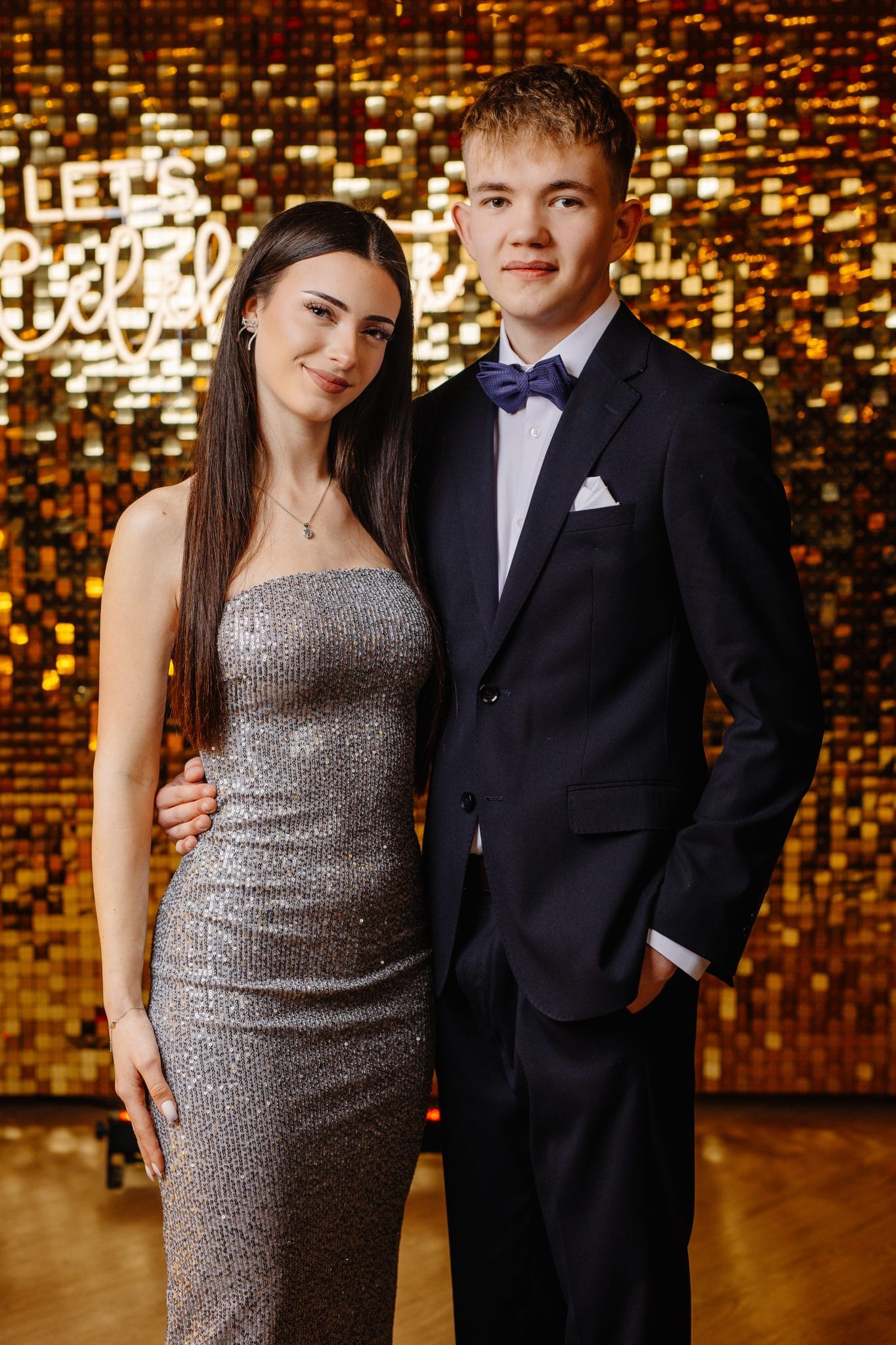 Maturzyści Zespołu Szkół nr 1 w Kraśniku tańczący polonez na studniówce 2024 w Rezydencji w Szczerym Polu - fotograf na studniówkę -fotograf Lublin