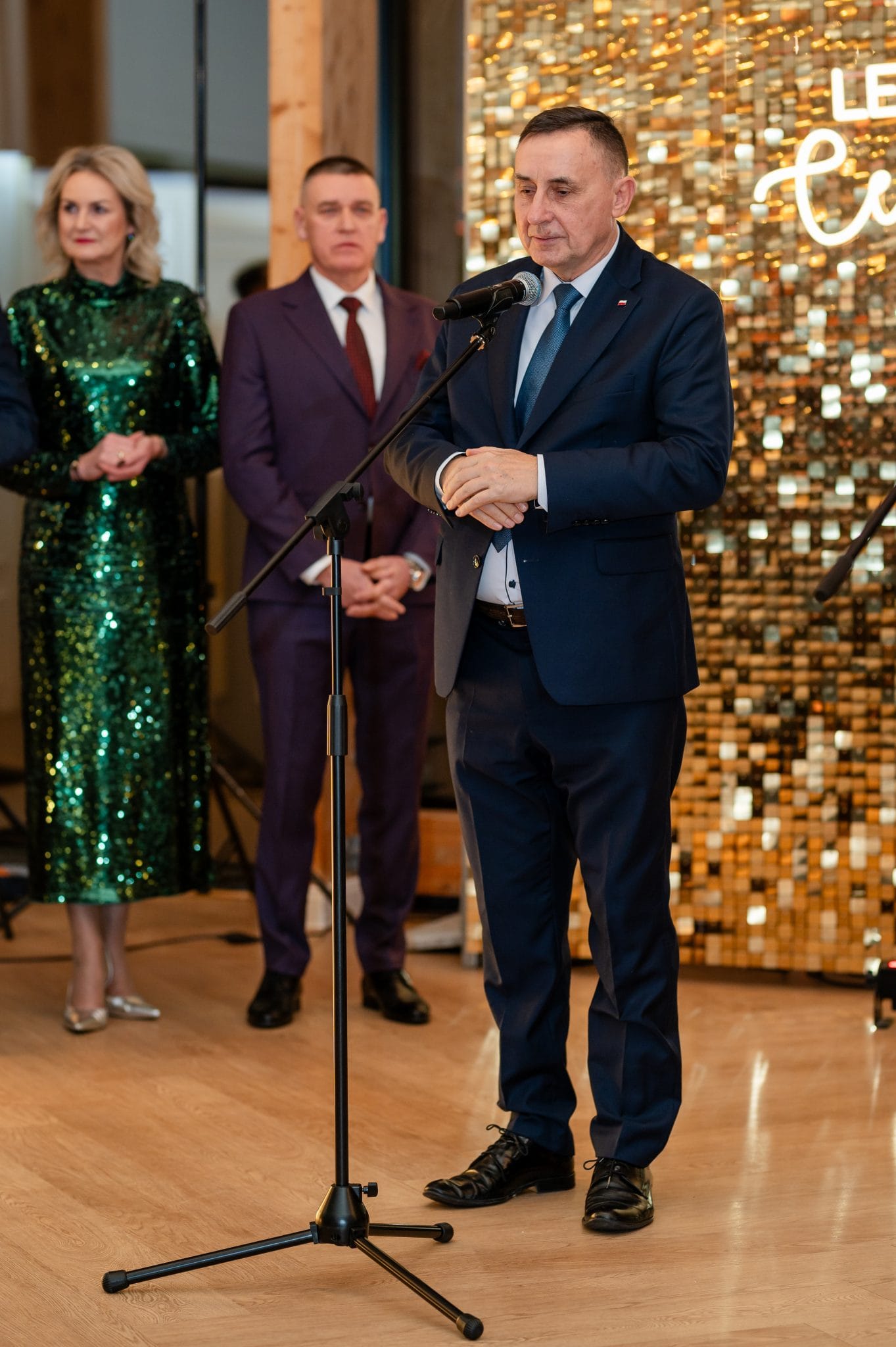 Maturzyści Zespołu Szkół nr 1 w Kraśniku tańczący polonez na studniówce 2024 w Rezydencji w Szczerym Polu - fotograf na studniówkę -fotograf Lublin
