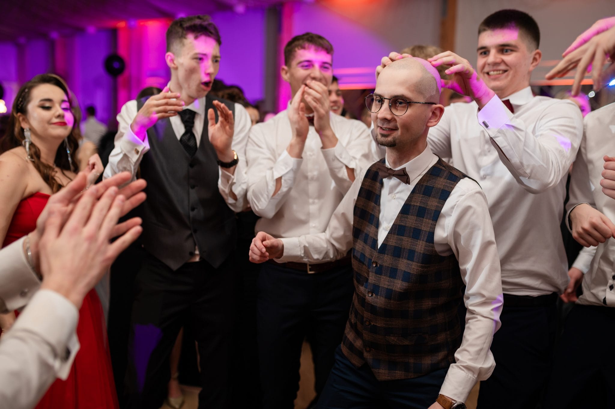 Maturzyści Zespołu Szkół nr 1 w Kraśniku tańczący polonez na studniówce 2024 w Rezydencji w Szczerym Polu - fotograf na studniówkę -fotograf Lublin