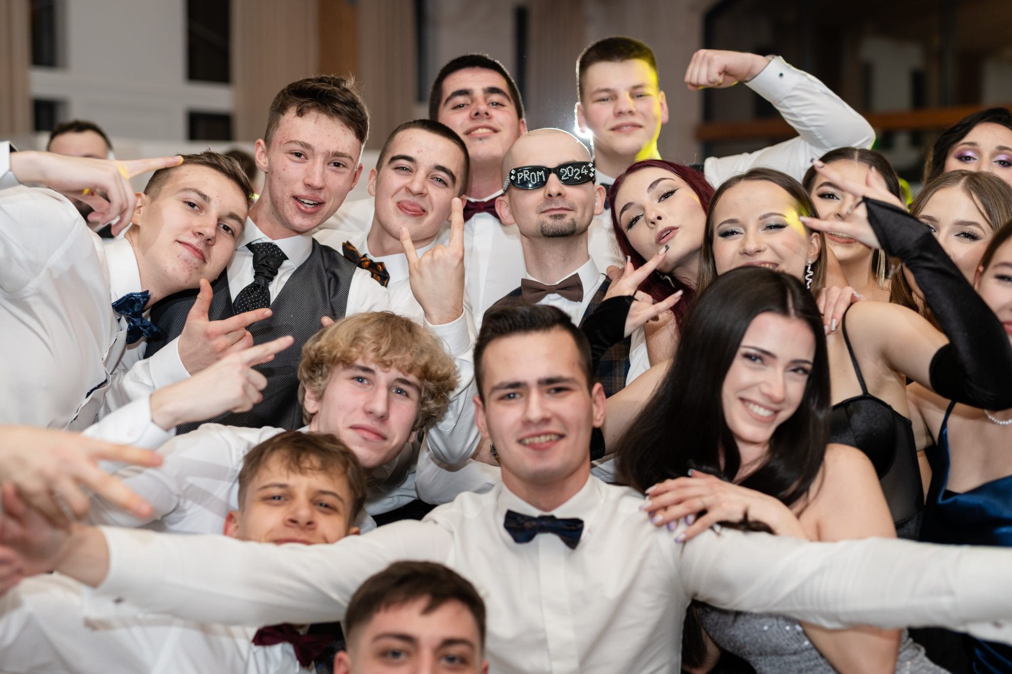 Maturzyści Zespołu Szkół nr 1 w Kraśniku tańczący polonez na studniówce 2024 w Rezydencji w Szczerym Polu - fotograf na studniówkę -fotograf Lublin