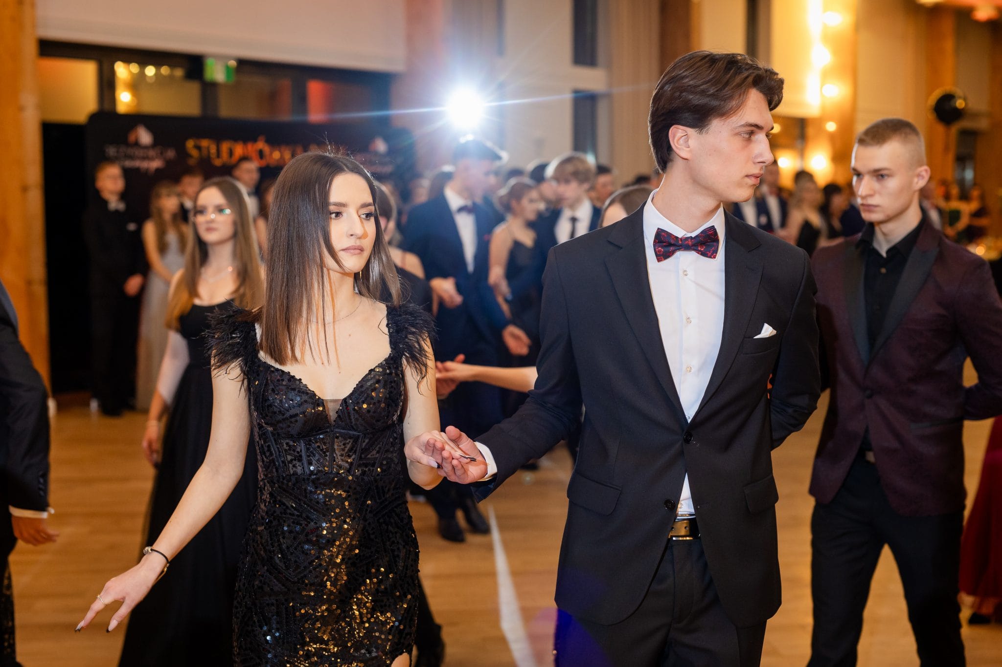 Maturzyści Zespołu Szkół nr 1 w Kraśniku tańczący polonez na studniówce 2024 w Rezydencji w Szczerym Polu - fotograf na studniówkę -fotograf Lublin