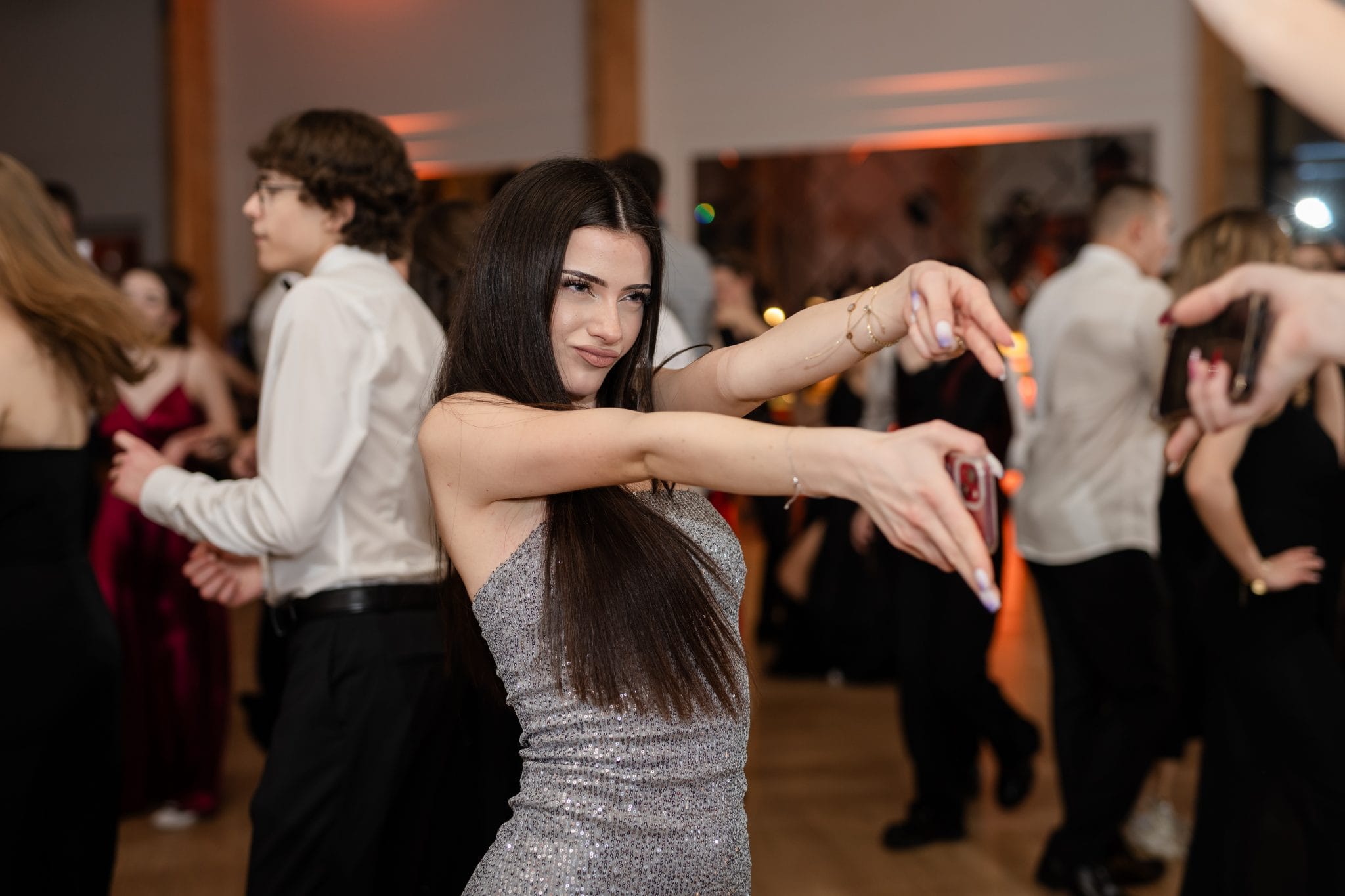 Maturzyści Zespołu Szkół nr 1 w Kraśniku tańczący polonez na studniówce 2024 w Rezydencji w Szczerym Polu - fotograf na studniówkę -fotograf Lublin